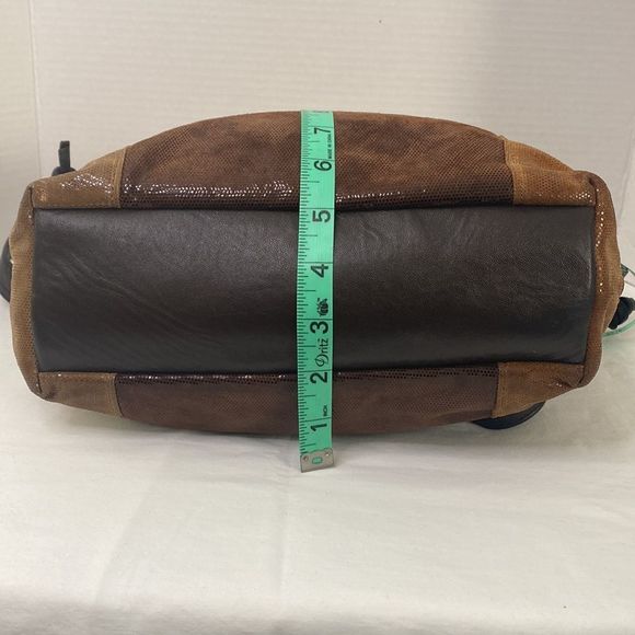 PARIS Leather Bucket Bag - Picture 10 of 10